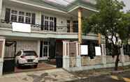 Bangunan 2 OYO 2621 Darmo Palace Syariah