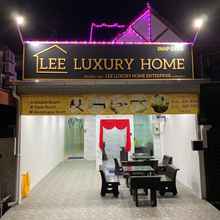 Exterior Lee Luxury Home