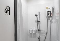 In-room Bathroom 3 S'NAP Hostel