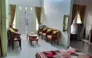 Lobi 2 Fajri Homestay & Guest House Cilacap