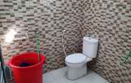 Phòng tắm bên trong 7 Fajri Homestay & Guest House Cilacap