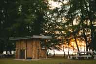 Bar, Cafe and Lounge Bangben Beachfront Resort by Andaman Peace