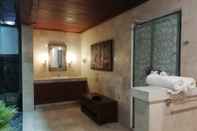 In-room Bathroom Githa Arsha Villa