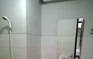 Toilet Kamar 5 Apartment Mont Blanc by Iora Room