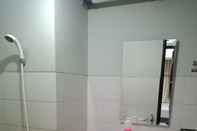 Toilet Kamar Apartment Mont Blanc by Iora Room