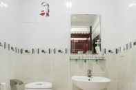 Toilet Kamar OYO 498 Algers Suites