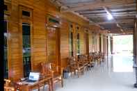 Lobby Arrys Watukarung Surfcamp