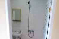 Toilet Kamar VSP Guesthouse Manado