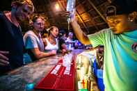 Bar, Cafe and Lounge Mad Monkey Hostel Nacpan