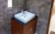 Toilet Kamar 6 De Gus Guest House