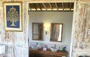 Toilet Kamar 7 Mambo Surf Lodge Villa