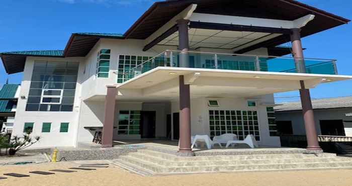 Bangunan Che Beach House by the beach