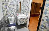 Toilet Kamar 7 Tiny Hut Resort