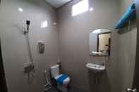 In-room Bathroom Ipoenk Hotel Malioboro