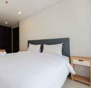 Kamar Tidur 5 Spacious 2BR The Empyreal Condominium Apartment By Travelio