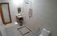 Toilet Kamar 7 Adi Abian Villa