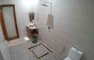 In-room Bathroom 7 Adi Abian Villa