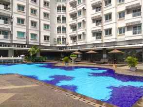 Kolam Renang 4 Cozy and Spacious 3BR at Poins Square Apartment By Travelio