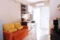 Ruang Umum Good Living at 2BR Green Pramuka City Apartment By Travelio