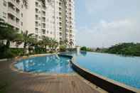 Swimming Pool Comfy Studio Apartment at Mustika Golf By Travelio