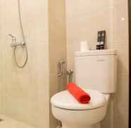 Toilet Kamar 3 Comfy Studio Apartment at Mustika Golf By Travelio