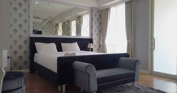 ห้องนอน Deluxe 3BR at Landmark Residence Apartment with City View By Travelio