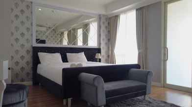 Bedroom 4 Deluxe 3BR at Landmark Residence Apartment with City View By Travelio
