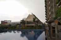 Kolam Renang Deluxe 3BR at Landmark Residence Apartment with City View By Travelio