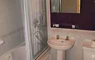 Toilet Kamar 5 Canon Court Apartments