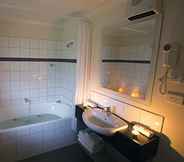 In-room Bathroom 7 Hot Springs Motor Lodge