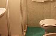 In-room Bathroom 4 Hotel Royal