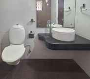 Toilet Kamar 2 Golden Manor