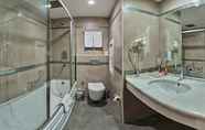 In-room Bathroom 5 Golden Age Hotel