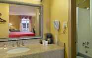 In-room Bathroom 6 Super 8 Milledgeville