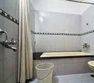 Toilet Kamar 3 Royal Paris