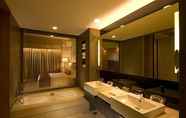 In-room Bathroom 7 Doubletree By Hilton Huaqiao - Kunshan