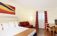Bedroom 5 Holiday Inn Express