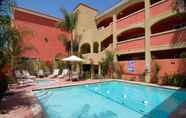 Kolam Renang 7 Holiday Inn Express ANAHEIM WEST, an IHG Hotel