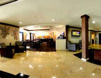 Lobi 2 Holiday Inn Express & Suites BASTROP, an IHG Hotel