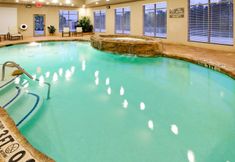 Hồ bơi 2 Holiday Inn Express & Suites MANSFIELD by IHG, an IHG Hotel