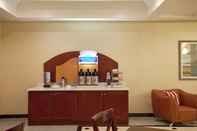 บาร์ คาเฟ่ และเลานจ์ Holiday Inn Express & Suites LOS ANGELES AIRPORT HAWTHORNE, an IHG Hotel