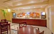 Restaurant 2 Holiday Inn Express & Suites LOS ANGELES AIRPORT HAWTHORNE, an IHG Hotel