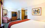 Bedroom 5 Holiday Inn Express MILWAUKEE-WEST MEDICAL CENTER, an IHG Hotel