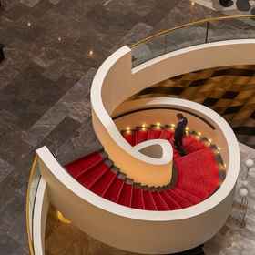 Grand staircase from lobby leading to Conference facilities 1 InterContinental Hotels BRISBANE by IHG, an IHG Hotel, โรงแรม & ที่พัก Loading Dock - Brisbane Convention & Exhibition Centre