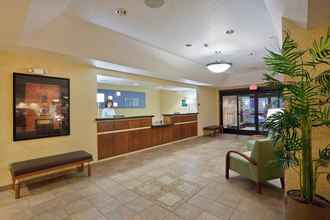 Lobby 4 Holiday Inn Express KANSAS CITY - AT THE LEGENDS, an IHG Hotel