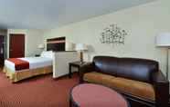 Bedroom 2 Holiday Inn Express PORTLAND SE - CLACKAMAS AREA, an IHG Hotel