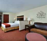Bedroom 2 Holiday Inn Express PORTLAND SE - CLACKAMAS AREA, an IHG Hotel