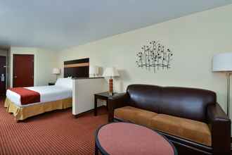 Bedroom 4 Holiday Inn Express PORTLAND SE - CLACKAMAS AREA, an IHG Hotel