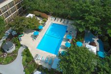 Hồ bơi Holiday Inn WESTBURY-LONG ISLAND by IHG, an IHG Hotel