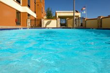 Kolam Renang Holiday Inn Express & Suites DALLAS FT. WORTH AIRPORT SOUTH by IHG, an IHG Hotel
